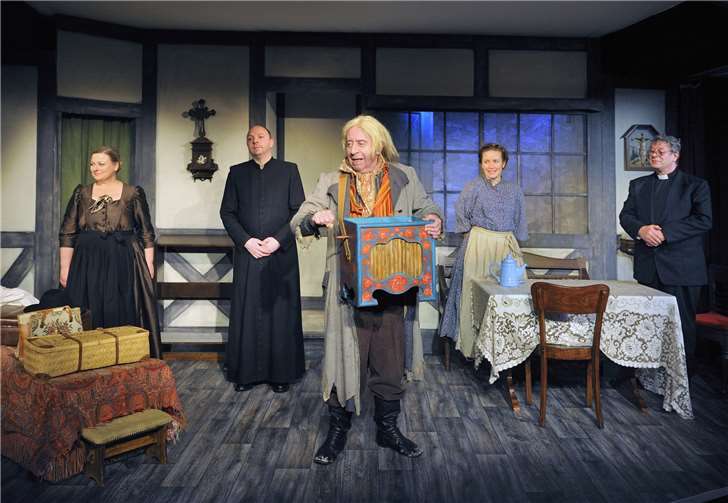 (v.) Ambrosia (Cécilia Kott), Johann Vinzenz (Ralf Baumann), Leierkastenmann (Karl-Heinz Dickmann),Irma (Lucia Schulz) und Pfarrer Achatius Achaz (Heiko Haynert). Fotos: Schlosstheater