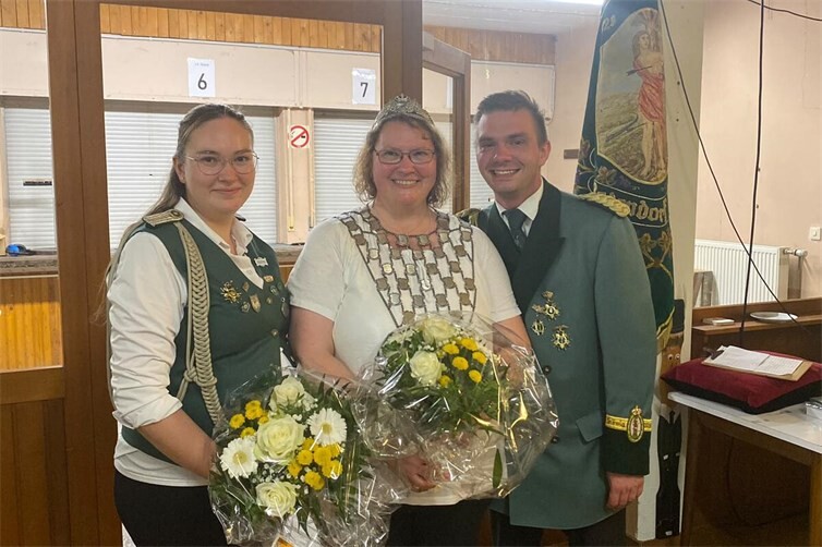 v. L. : Adjutantin Anna-Lena Rohs, Schützenkönigin Annette Rohs, ehemaliger Schützenkönig Justin Weissenfels