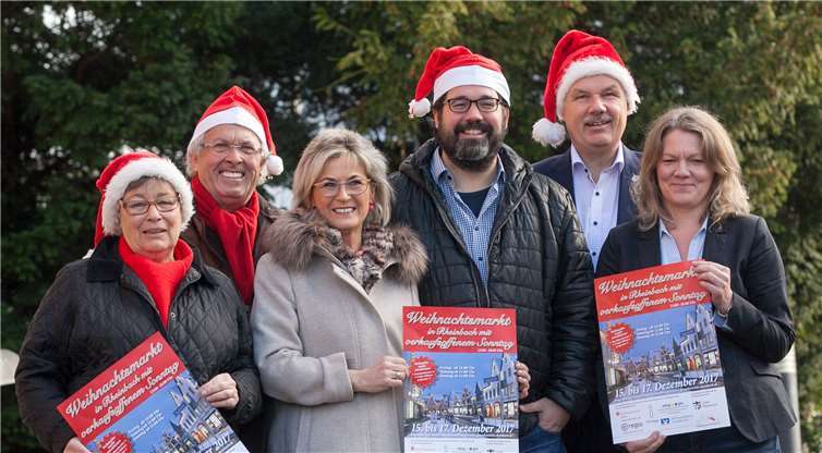 (v. l.): Angie und Erich Marschall, Ruth Gelbe und Oliver Wolf vom Gewerbeverein sowie Bürgermeister Stefan Raetz und die Ordnungsamtsleiterin Susanne Pauk freuen sich auf den Weihnachtsmarkt. JOST
