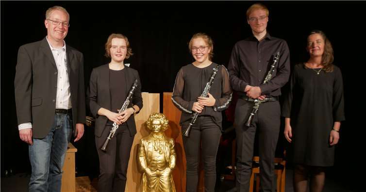 v. l.: Ansgar Pöhler, Anna Maria Neumann, Sophia Solibieda, Johannes Frenken, Theresia Fundel vor den Instrumenten des kreaforum.Fotos: privat