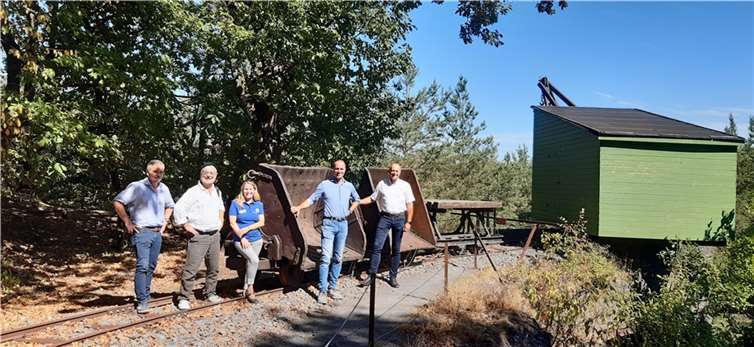 (v. l.) Auf dem Kottenheimer Winfeld vor erhaltenen Loren und noch drehbarem Kran: Robert Dewald, Dr. Holger Schaaf, Svenja Schulze-Entrup, Clemens Hoch und Thomas Braunstein.  Fotos: Claudia Klemt