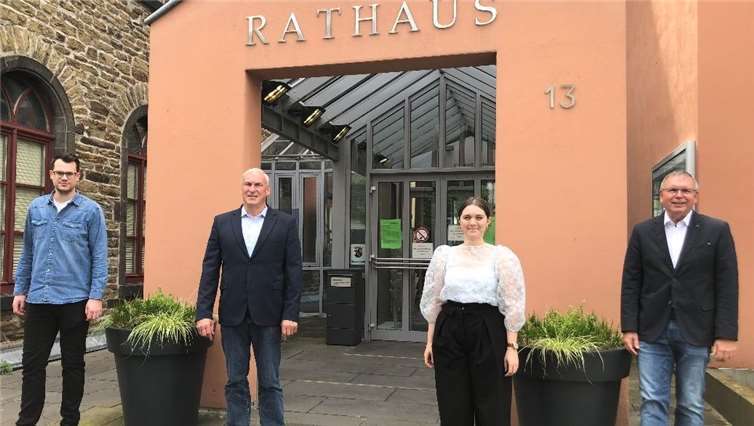 (v. l.) Ausbildungsleiter Jannick Schemmer, Bürgermeister Fred Pretz, Auszubildende Sophie Groh und Büroleiter Harald Offermann. Foto: VG Vallendar