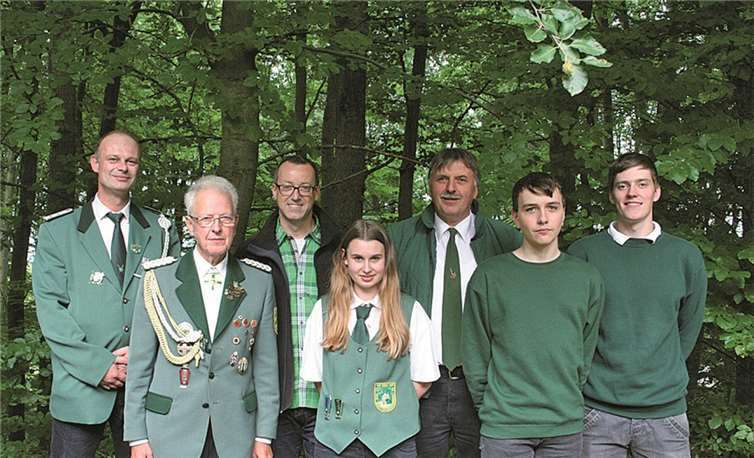 v. l.: Brudermeister Oliver Matthäus, Schützenkönig Werner Friedgen, Bürgerkönig Horst Durben, Schüler-Scheibenprinzessin und Pokalsiegerin Anna-Lena Degen, Scheibenkönig Joachim Genn, Scheibenprinz Tobias Schneider und Vogelprinz Lukas Genn.Rü