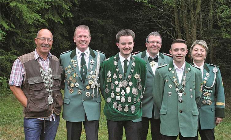 v. l.: Bürgerkönig Michael Schlig, Scheibenkönig Frank Degen, Schützenkönig Johannes Weidenbach, Brudermeister Hans Ströter, Jungschützenprinz Pascal-Sebastian Heinzgen und Rosemarie Marzi in der Damenklasse.