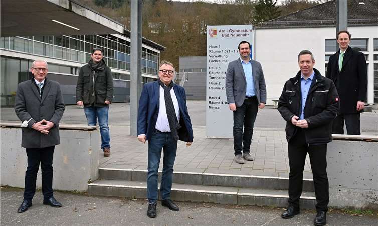 (v. l.): Bürgermeister Guido Orthen, Bereichsleiter Christophe Vianden, Landrat Dr. Jürgen Pföhler, Marco Müller, stellvertretender Schulleiter, Jörg Hamacher, Werkleiter Eigenbetrieb Schul- und Gebäudemanagement, und Dominik Neswadba, Geschäftsführer der Ahrtal-Werke. Foto: Kreisverwaltung Ahrweiler / Ralf Schuhmann