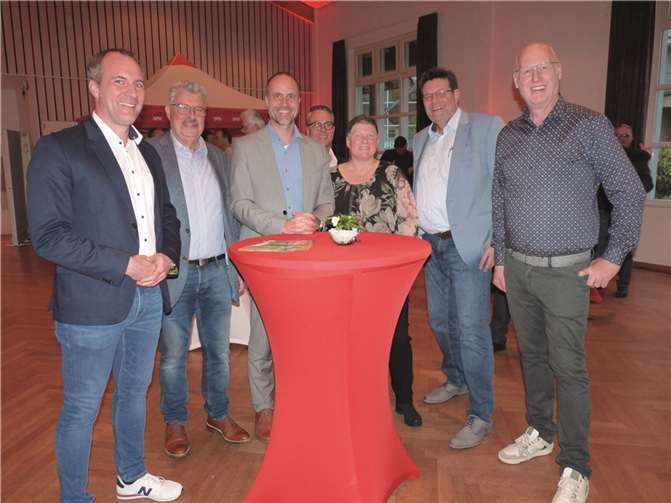 (v. l.) Christian Daum (Vorsitzender SPD-Stadtverband), Stadtbürgermeister Hans Peter Ammel, Staatsminister Clemens Hoch, MdL, Silvia Bömerich-Mintgen (Vorsitzende SPD-Stadtverband), Helmut Selig (SPD-Fraktionsvorsitzender im Mendiger Stadtrat) und Frank Post (Vorsitzender SPD-Stadtverband).  Foto: FRE