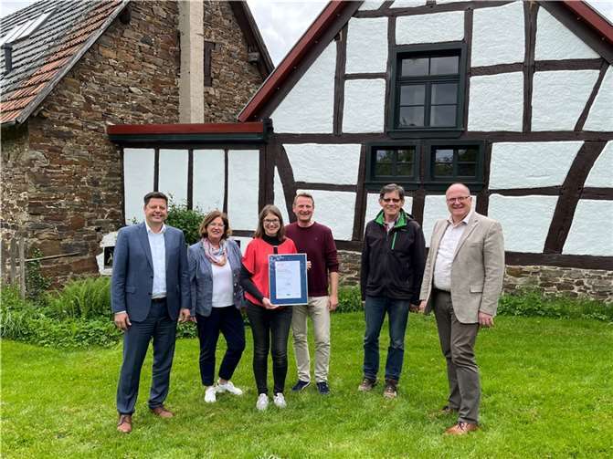 v. l.: Christoph Eßer-Ayertey (RAL), Marion Wamig (Tourist Info Adenau), Stephanie Pannhausen, Rolf Pannhausen, Peter Richrath (Ortsbürgermeister Antweiler), Guido Nisius (Bürgermeister Verbandsgemeinde Adenau) freuen sich über die EcolabelZertifizierung.  Foto: Eifel Tourismus - A. Koch