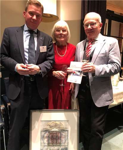 v. l.: Christoph Pinkemeyer, Vorsitzender der Casino-Gesellschaft, Frau Ruth Weigmann und den Vorstands-Vorsitzenden des Caritasverbandes Werner Hammes. Foto: Privat