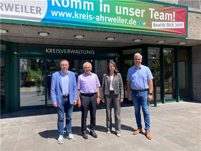 (v. l.): Daniel Junghans, Verkehrsverbund Rhein-Mosel GmbH, Udo Seifen, 2. Beigeordneter Verbandgemeinde Adenau, Cornelia Weigand, Landrätin Kreis Ahrweiler und Dominik Gieler, Bürgermeister Verbandsgemeinde Altenahr. Foto: C. Wicher