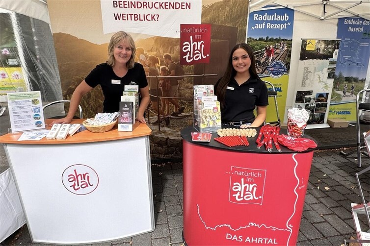 (v. l.) Daniela Schmitz von der Tourist-Information Hocheifel-Nürburgring und Jaqueline El Dahou vom Ahrtal-Tourismus betreuten am Samstag den Ahrtal-Stand. 