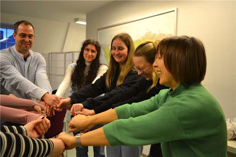 (v. l.) David Morgenstern, die beiden Praktikantinnen Svenja Dünchel und Hannah Koll sowie Sarah Krämer und Natalie Pauls geben den Kindern und Jugendlichen Halt.  Foto: Eberhard Thomas Müller
