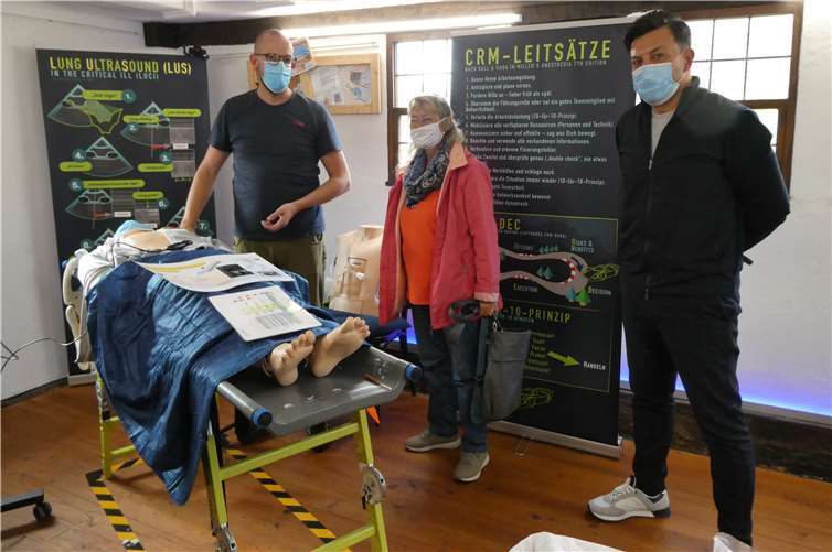 (v. l.) Der Leiter des Trainingszentrums Dr. med. Martin Schiffarth und die Vertreter der SPD Adenau Erika Rebatschek und Joni Kola. Foto: privat