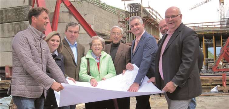 v. l. Detlef Odenkirchen, Dr. Annette Gies, Dr. Torben Butschereit, Anneliese Schmitz, Oskar Hauger, Dr. Jens Hetfleisch-Stephan, Frank Jeub und Klaus Schneider, hier mit Bauplan, freuen sich über die Bauentwicklung der Ortsumgehung B 266.privat