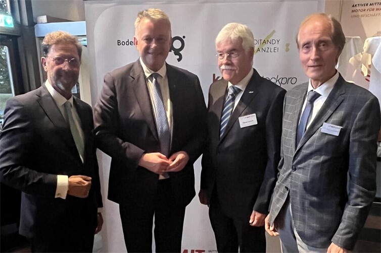 v. l. Detlef Odenkirchen, Gordon Schnieder und Prof. Dr. Dr. Schneider gratulieren Elmar Lersch, 2. v. r.