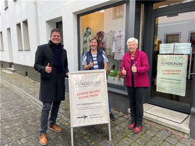 v. l. Dirk Lenzen RC Adenau-Nürburgring, Gisela Kutzner und Ria Braun vom Sozialkaufhaus Rias Fundgrube.  Foto: Rotary Club Adenau-Nürburgring