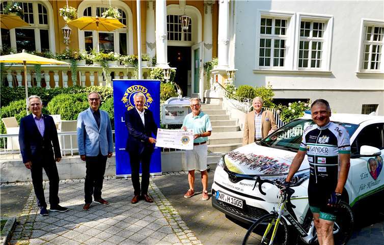 (v. l.) Dr. Harald Lörler (Vorstand Lions), Joachim Willemsen (auch), Joachim Freund (Vorsitzender des Lions Clubs Bad Neuenahr) Jürgen Grünwald (Organisator Vor - Tour der Hoffnung), Lothar Lindner (Vorstand Lions) Edgar Steinborn (Organisator Vor- Tour der Hoffnung) Foto: KG