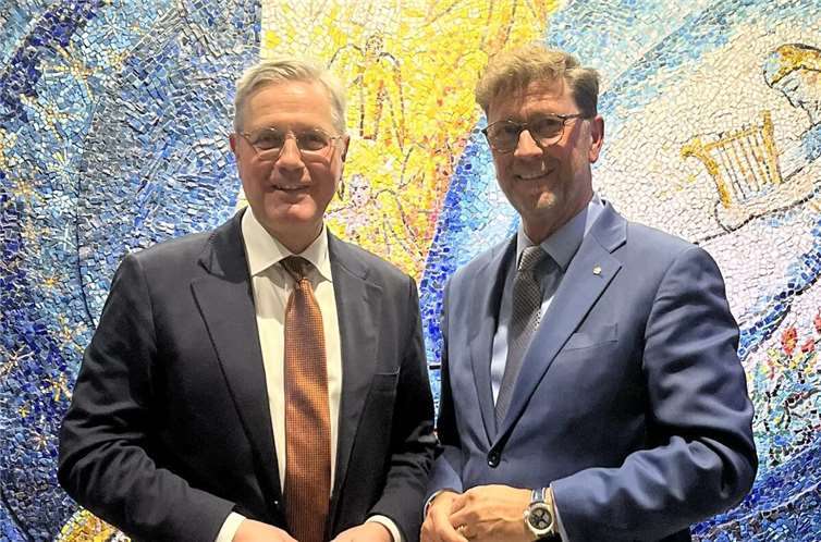 v. l. Dr. Norbert Röttgen mit Detlef Odenkirchen im fachlichen Austausch anlässlich des CDU-Neujahrsempfang in der Mittelrheinhalle zu Andernach.  Foto: privat