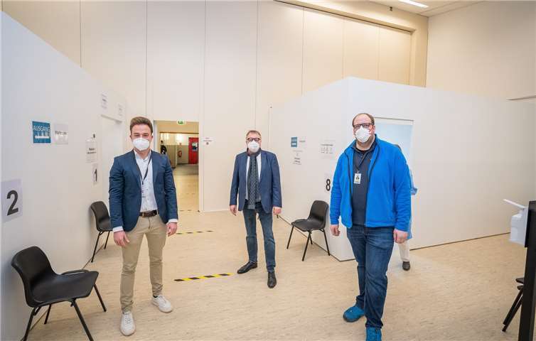 (v. l.): Fabian Schneider, Impfzentrumskoordinator, Landrat Dr. Jürgen Pföhler und Daniel Blumenberg, stellvertretender Impfzentrumskoordinator, ziehen eine erste positive Bilanz zur im Kreis Ahrweiler angelaufenen Corona-Schutzimpfung. Foto: Kreisverwaltung / Risse
