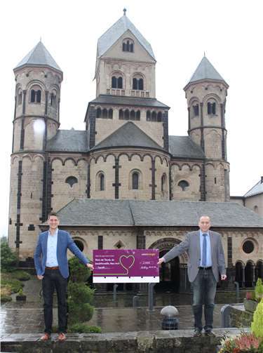 (v. l.): Fabian Vocktmann, Regionalmanager bei Westenergie und Johannes Bell, Geschäftsführer des Vereins der Freunde der Benediktinerabtei Maria Laach e. V. freuen sich über die Spendensumme in Höhe von 2.000 Euro.Foto: Westenergie)