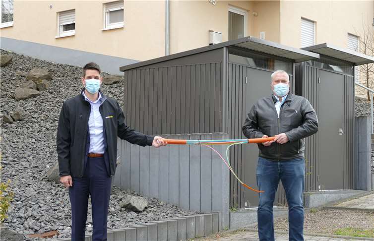 (v. l.): Fabian Vocktmann, Regionalmanager bei Westenergie, und Walter Schneider, Ortsbürgermeister von Burgbrohl, freuen sich auf den bevorstehenden Breitbandausbau in Burgbrohl.Foto: Westenergie