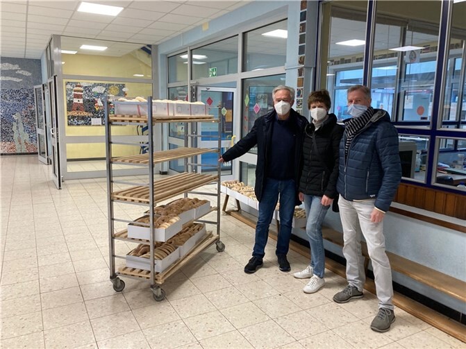 v. l.: George und Elke Klare und Guido Richer bei der Übergabe der Weckmänner in der Grundschule Oberbieber.Foto: privat