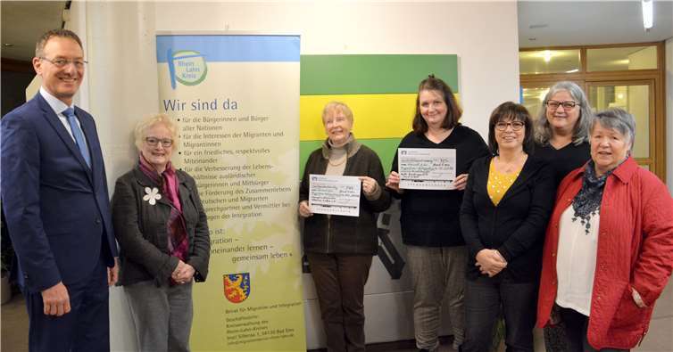 (v. l.) Günter Groß, Irmtraud Wahlers, Anny Neusen (Hospizdienste Rhein-Lahn e.V.), Stefanie Michelbach (Kath. Kindergarten Bad Ems), die Beiratsvorsitzende Filiz Achhammer, Ute Wagner und Silvia Lindner bei der Spendenübergabe.Foto: Uwe Rindsfüßer