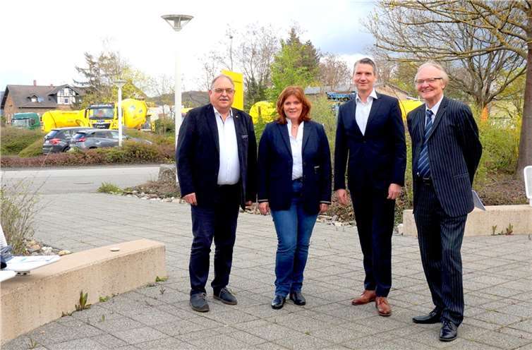 (v. l.) Günther Bomm (Vors. FDP-Stadtverband), MdB Sandra Weeser, Jan Geenen (Geschäftsführer Kann KG), Herbert Speyerer (Vors. FDP-Fraktion).  Foto: FDP Bendorf