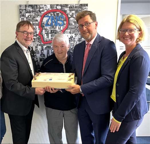 v. l. Harald Monschau, Josef Niethen, Detlef Odenkirchen und Dr. Susanne Schäfer halten den Spendenscheck in Form einer Buttercreme-Torte für das Foto in die Kamera.  Foto: : ZNS-Stiftung Bonn