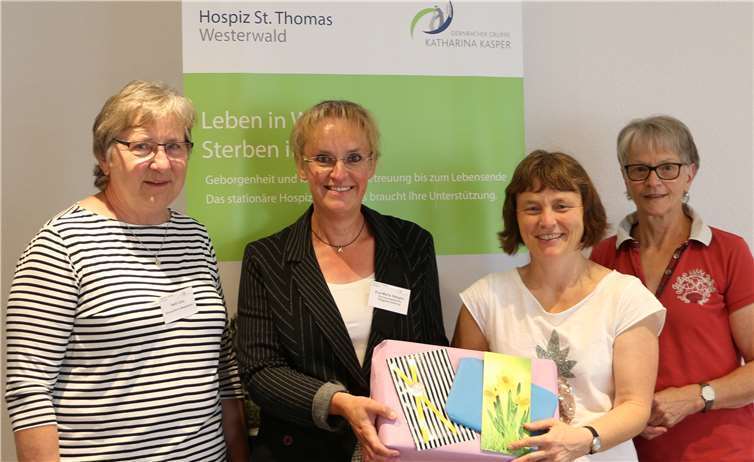 (v. l.) Heid Lenz (Ehrenamtliche Mitarbeiterin des Hospizvereins Westerwald e. V.), Eva-Maria Hebgen (Leiterin des Hospiz St. Thomas), Elke Weisbrod (Pastoralreferentin der Pfarrei St. Peter Montabaur-Stelzenbachgemeinden) und Margot Wagner (Ehrenamtliche Mitarbeiterin des Hospizvereins Westerwald e. V.) bei der Spendenübergabe im Hospiz St. Thomas.Katharina Kasper HOSPIZ GmbH