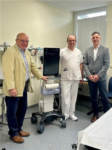v. l.: Hermann-Josef Schneider, Vorsitzender Förderverein Dierdorf, Dr. Tamás Csizmadia, Oberarzt der Allgemein- und Viszeralchirurgie und EKW-Geschäftsführer Jörg Geenen. 