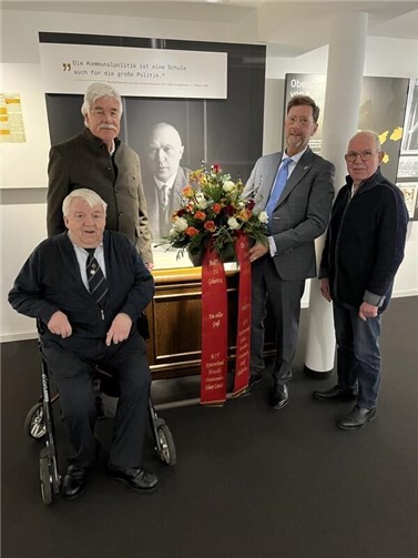 v. l. Josef Niethen, Elmar Lersch, Detlef Odenkirchen und Werner Jung vor dem Konterfeit Konrad Adenauer. Das Bild zeigt ihn im Amt des Oberbürgermeisters von Köln um 1917 im Alter von 41 Jahren.  Foto: Thorsten Mintgen