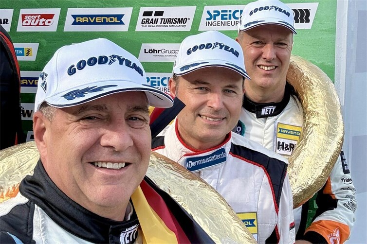 (v. l.) Jürgen Nett, Christoph Dupré und Achim Nett feiern ihren Klassensieg beim 65. ADAC Reinoldus-Langstreckenrennen.