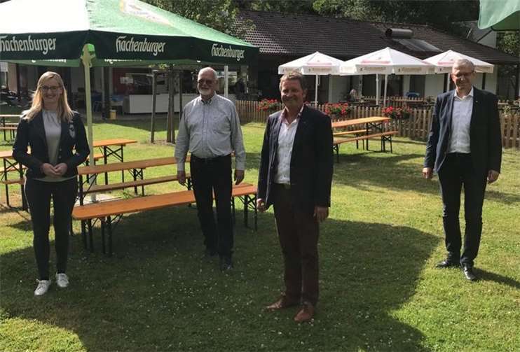v. l.: Kristina Kutting (IHK-Regionalberaterin), Rolf Löhmar (HVO-Vorsitzender), Christian zur Hausen (IHK-Vizepräsident), Martin Neudecker (IHK-Regionalgeschäftsführer).Foto: IHK Koblenz