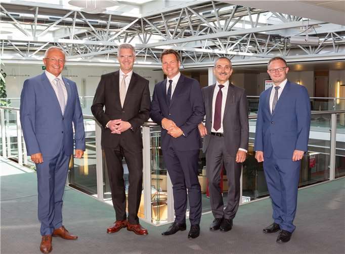 (v. l.) Landrat Achim Hallerbach, Vorstandsmitglied Thomas Paffenholz, zukünftiges Vorstandsmitglied Marc Sinkewitz, Vorstandsvorsitzender Dr. Hermann-Josef Richard, Oberbürgermeister Jan Einig.  Foto: SPK