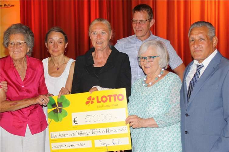 (v. l.) Lea Ackermann, Margret Marxen-Ney von der Caritas-Tafel, Monika Sauer von Lotto Rheinland-Pfalz, Verbandsbürgermeister Maximilian Mumm, Anneliese Feller von der Caritas-Tafel sowie Django Heinrich Reinhardt bei der Spendenübergabe.  Foto: Dietmar Barth