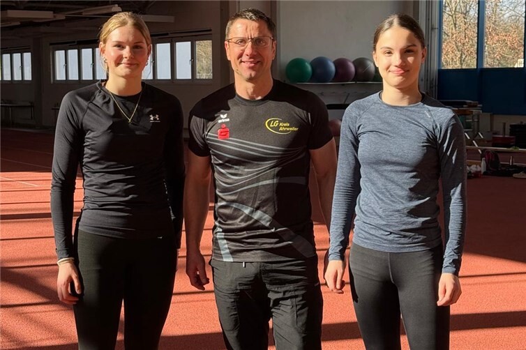 v. l.: Lina Näkel, Heimtrainer Jens Fahrenbruch und Magdalena Schuh