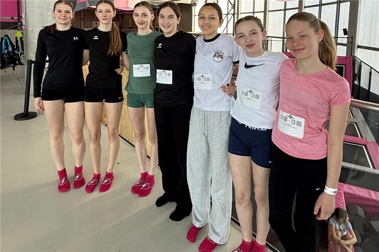 v. l.: Lina Näkel, Paula Dahmen, Johanna Scheufen, Tabea Emons, Joey Hussein, Soé Stockmann und Lotta Sebastian