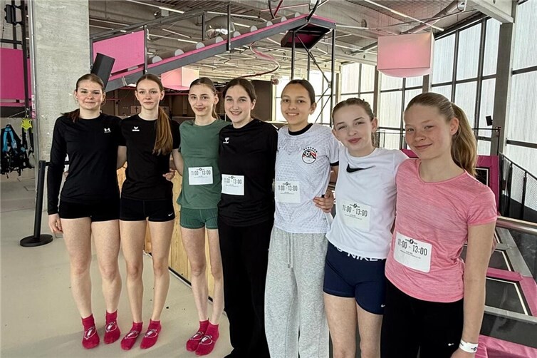 v. l.: Lina Näkel, Paula Dahmen, Johanna Scheufen, Tabea Emons, Joey Hussein, Soé Stockmann und Lotta Sebastian