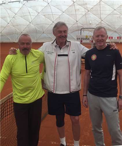 v. l.: Mannschaftsführer Heinz-Werner Hünermann (H70), Hans-Werner Remy (H65) und Michael Hartmann (H55) Foto: Rainer Puderbach (TCK Anhausen)
