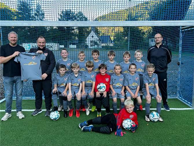 (v. l.) Mike Dresen, Peter Zimmermann, E-Jugend und Thorsten Keuler.  Foto: privat