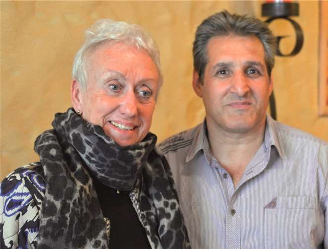 v. l. Monika Artz und Django Reinhardt gemeinsam bei der Abschlussfeier des Seniorenbeirats.privat