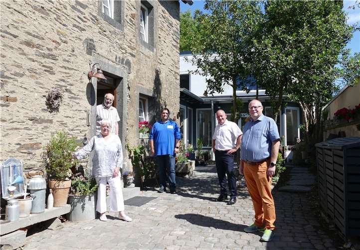 (v. l.) Monika und Dieter Georgi, Steven Nett von Westnetz, Gerd Klasen, Stadtbürgermeister aus Polch und Fred Strässer freuen sich über die geleistete Arbeit der Westnetz-Azubis.Fotos: Westnetz