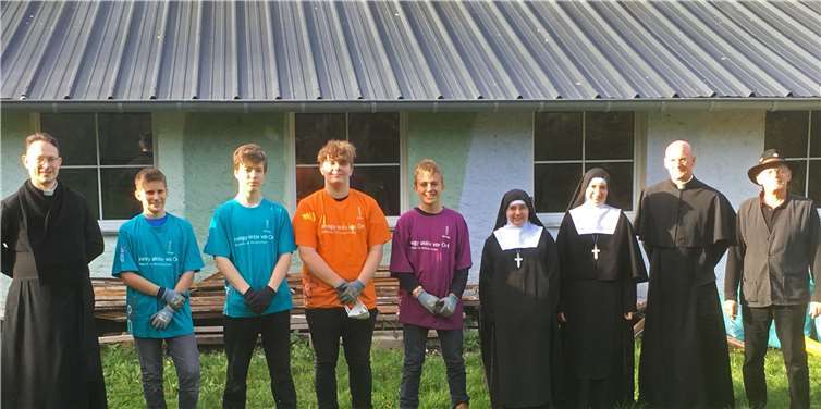 (v. l.) Prior Richard von Menshengen, vier Jugendliche der Pfadfinderschaft, Oberin Schwester Jakobus Marie, Schwester Phelomena Marie, Alexander Willweber, Intendant für Sakrale Kunst und Bernhard Schmitt freuen sich über die frisch eingebauten Fenster. Foto: privat