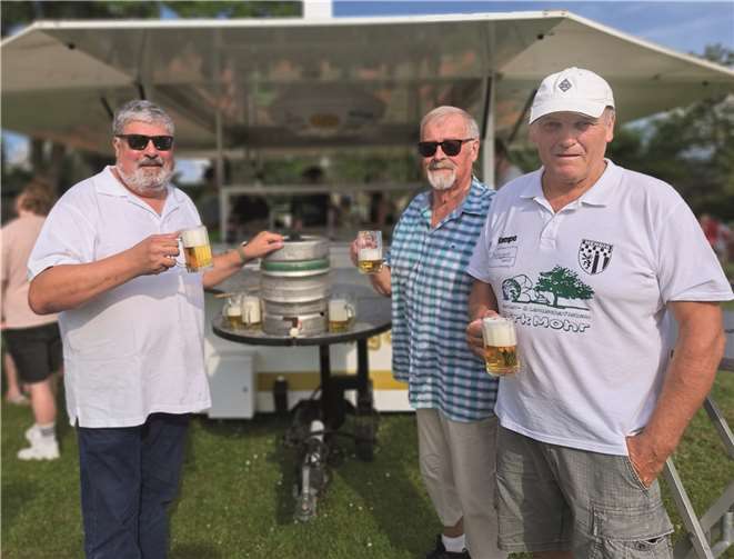 (v. l.) Stadtbürgermeister Achim Grün, Ehrenvorsitzender von Grün-Weiß, Egon Meid und Dirk Mohr, Vorsitzender der Abteilung Handball.