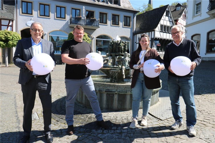 v. l.: Stadtbürgermeister Helmut Muthers, Thomas Bodenlos (Betriebsleiter), Anna Baars (1. Vorsitzende Schwimm-Club Linz 1922 e.V.) und Michael Schneider (Beigeordneter) freuen sich auf die Schwimmbaderöffnung am 1. Mai.