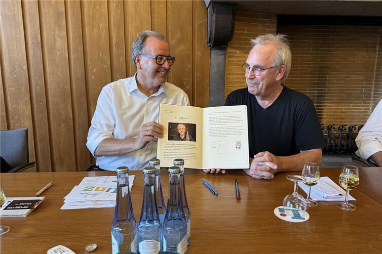 v. l.: Stadtbürgermeister Helmut Muthers und Richard Wester nach dem Eintrag ins Strünzerbuch. 