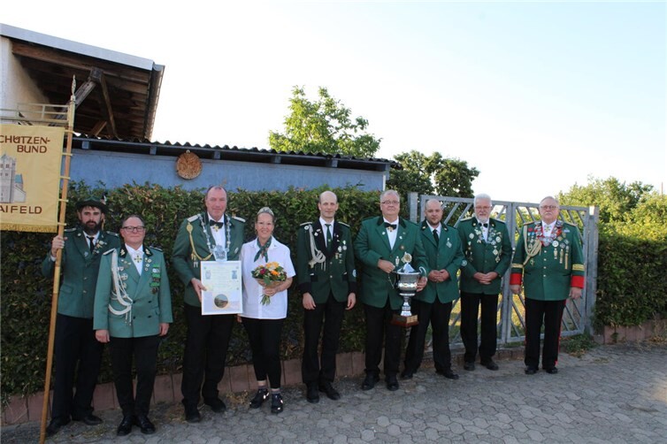 v. l. Standartenträger Tobias Münch, Bezirksbundesmeister Jörg Bender, Bezirkskönig Frank Emmerich mit Königin Anja, Bezirksschießmeister Felix Stenzel, Sieger König der Könige Harald und Sieger Bezirksmannschaft mit Brudermeister Hubert Mohr
