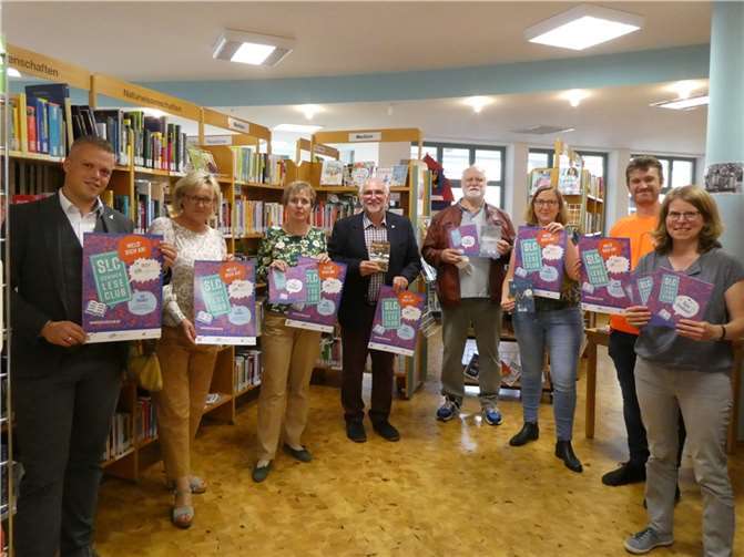 (v. l.) Stefan Henkes (RaiBa Rheinbach Voreifel), Karin Gehlen-Düring (RHEINBACH LIEST e.V.), Sabine Post (RHEINBACH LIEST e.V.), Karl Heinz Kerstholt (stellv. Bürgermeister), Friedrich Rößler (Büchereiausschuss), Birte Wulf-Hipperson (ÖB St. Martin) Sven Kraywinkel (Ltg. Live St. Martin), Daniela Hahn (Ltg. ÖB St. Martin).  Foto: privat