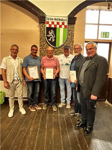 (v. l.) Thorsten Kaiser (1. Vorsitzender Hauptverein), Frank Monschauer, Alfons Meid, Dirk Mohr (1. Vorsitzender Abteilung Handball), Egon Meid und Rainer Schneider (Vizepräsident Spieltechnik HVR). Foto: privat