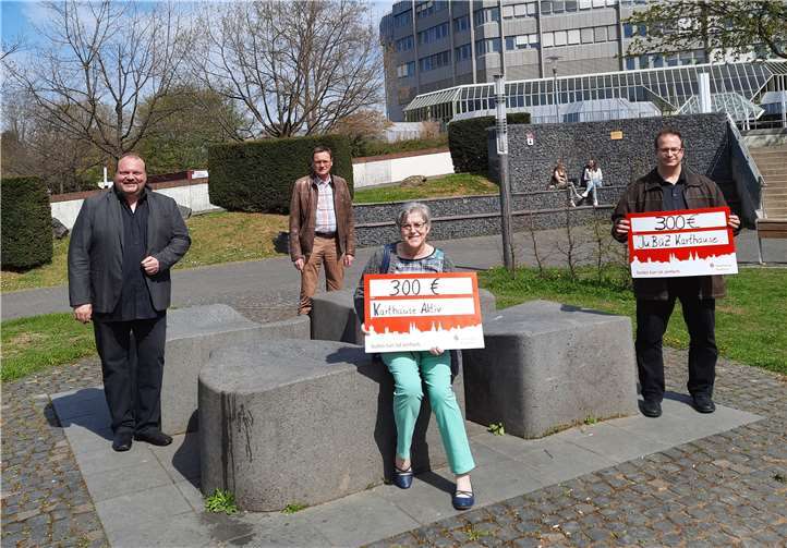 v. l.: Thorsten Schneider und Henning Wulf vom Karthäuser Bürgerverein übergeben die Spenden an Marione Bauer (Karthause Aktiv) und Michael Lüdecke (JuBüZ).Foto: privat